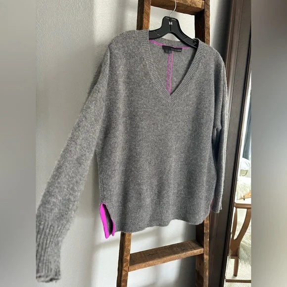 360 Cashmere Cozy Gray V-Neck Sweater, size large - Picture 1 of 14